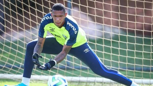Goleiro Adriel atrasou-se novamente para um treino no Grêmio
