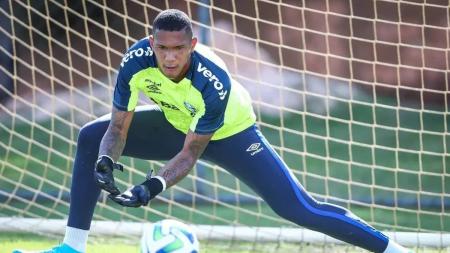 Goleiro Adriel atrasou-se novamente para um treino no Grêmio