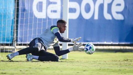Goleiro Adriel pede desculpas à torcida