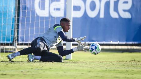 Goleiro Adriel treina normalmente com o grupo