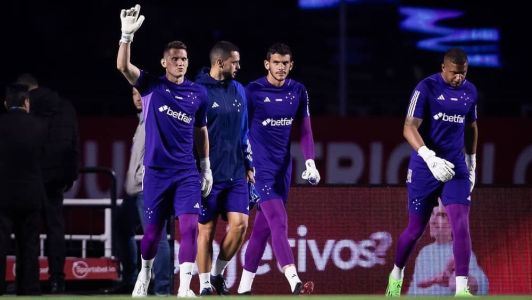 Goleiro Anderson (direita) foi expulso e não ficará no banco de reservas