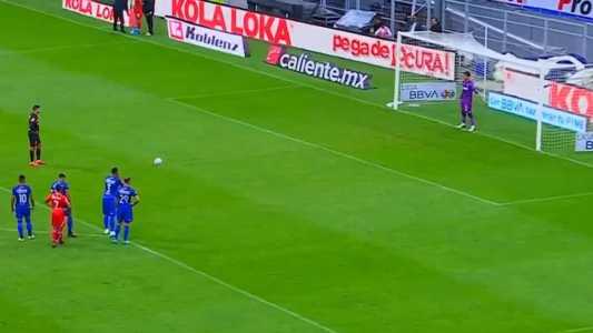 Goleiro balançou a rede em cobrança de pênalti