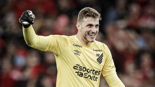 Goleiro Bento pelo Athletico PR