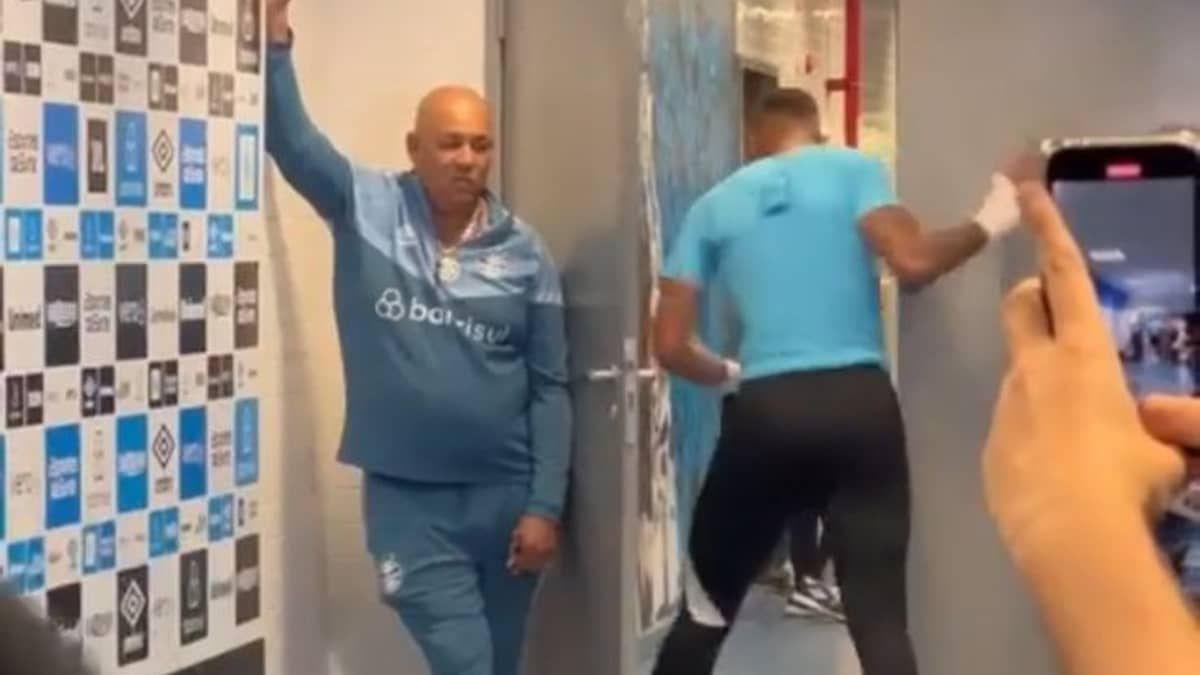 Goleiro Adriel dá soco em porta do vestiário do Grêmio; Renato desconversa