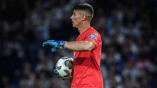 Goleiro deve seguir atuando apesar das dores
