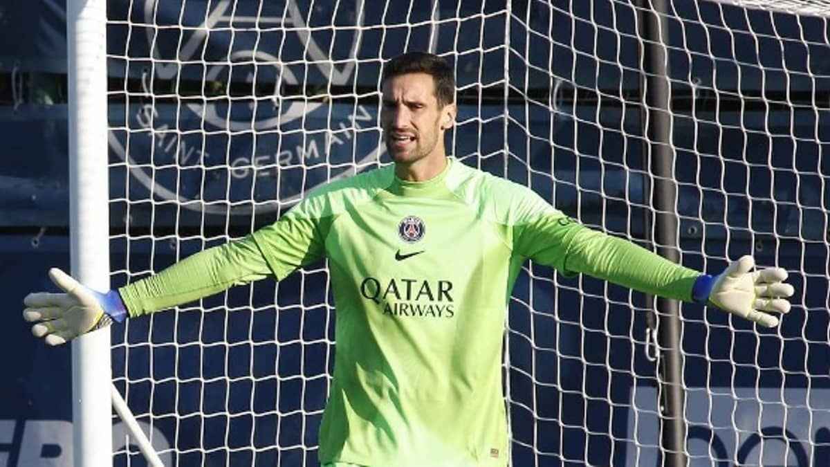 Goleiro do PSG deixa hospital 82 dias após grave acidente