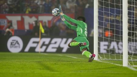 Goleiro Domínguez, da LDU, defende pênalti cobrado pelo Fortaleza