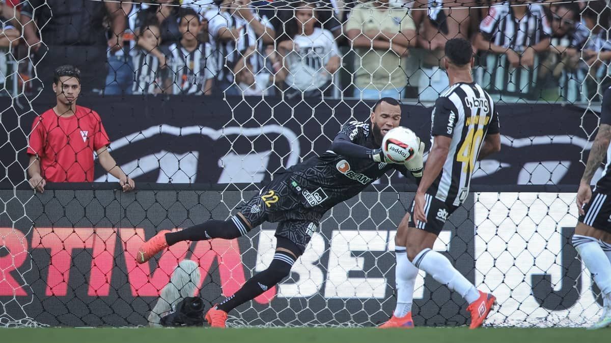 Everson aponta falhas do Atlético, mas valoriza empate em clássico contra o América