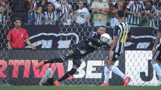 Goleiro Everson foi o grande destaque do Atlético no clássico