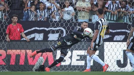 Goleiro Everson foi o grande destaque do Atlético no clássico