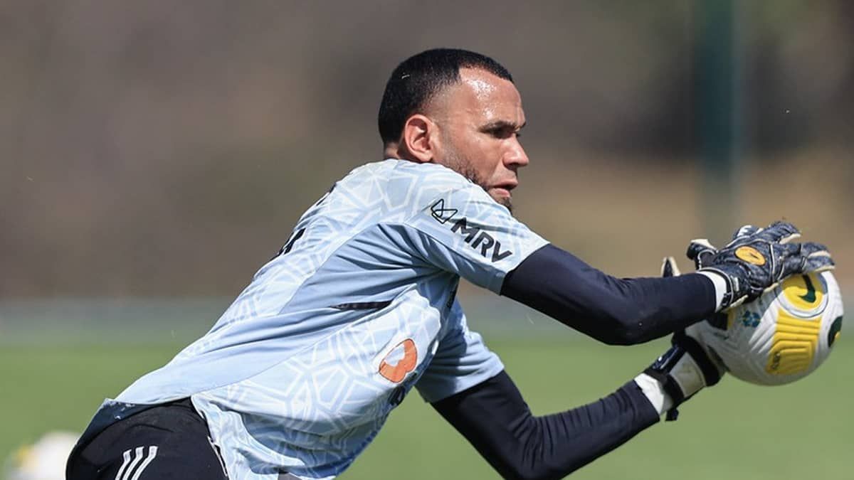 Suspeita de extorquir Everson pediu R$ 500 mil e postou foto de goleiro nu