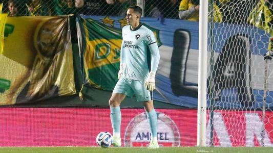 Goleiro foi titular nesta quarta-feira (30) diante do Defensa y Justicia