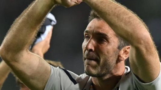 Goleiro italiano se emocionou depois que o Parma não conseguiu acesso à elite