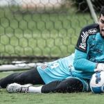 Destaque do Santos, goleiro João Paulo renova contrato com o Peixe até 2027