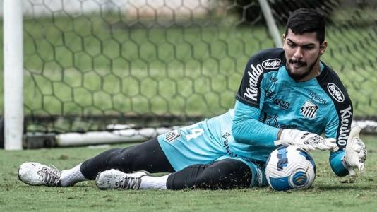 Goleiro João Paulo renovou o contrato com o Santos até 2027