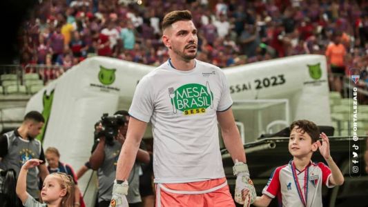 Goleiro João Ricardo, do Fortaleza, entrou em campo no domingo com camisa de projeto que combate a fome