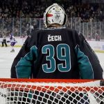 Ídolo do Chelsea, goleiro faz estreia profissional em jogo de hóquei no gelo