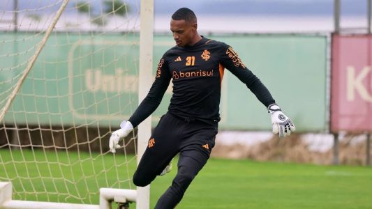 Goleiro John deve ficar no Colorado