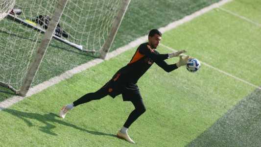 Goleiro Keiller pode perder posição para John