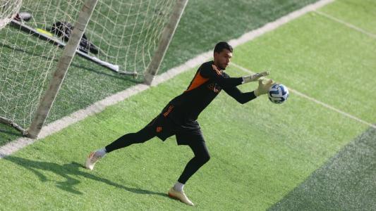 Goleiro Keiller pode perder posição para John