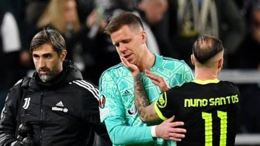Goleiro Szczesny sendo substituído em jogo da Juventus