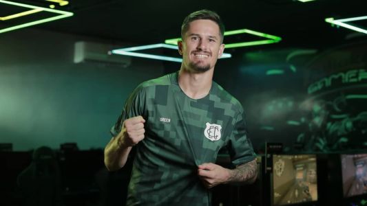 Goleiro Tadeu foi modelo no lançamento das novas camisas do Goiás