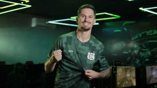 Goleiro Tadeu foi modelo no lançamento das novas camisas do Goiás