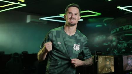 Goleiro Tadeu foi modelo no lançamento das novas camisas do Goiás