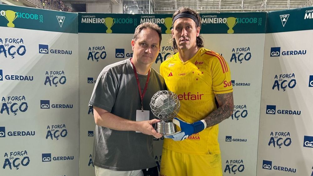 Cássio, do Cruzeiro, recebe troféu 'Melhor em Campo Gerdau'