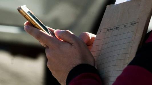 A partir da busca pelo termo "desenrola", diversos links patrocinados, que direcionam o usuário para sites fraudulentos, aparecem
