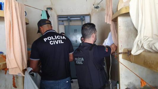 Golpe dos nudes: presos tentam jogar celulares pela janela após operação da polícia no RS.