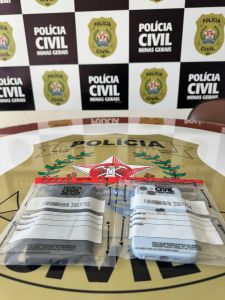 Dois celulares foram apreendidos e podem ajudar na identificação de outros integrantes do grupo criminoso