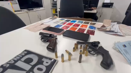 Cartões de crédito, talões de cheque, armas e celulares foram apreendidos
