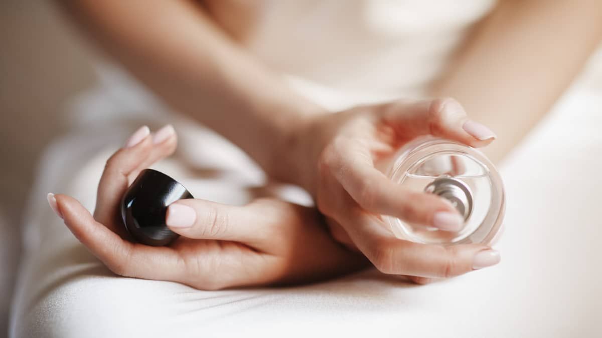 Dia da Mulher: golpe oferece perfume e vale-compras
