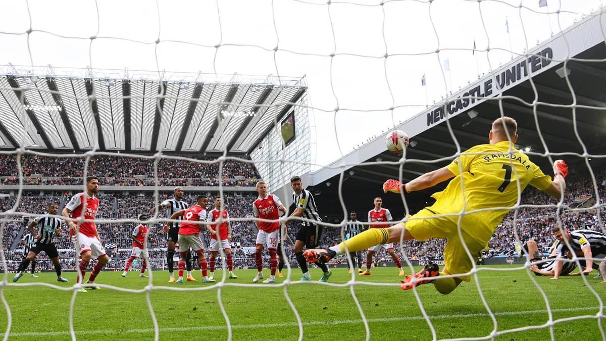 Arsenal derrota Newcastle e fica a um ponto da liderança da Premier League