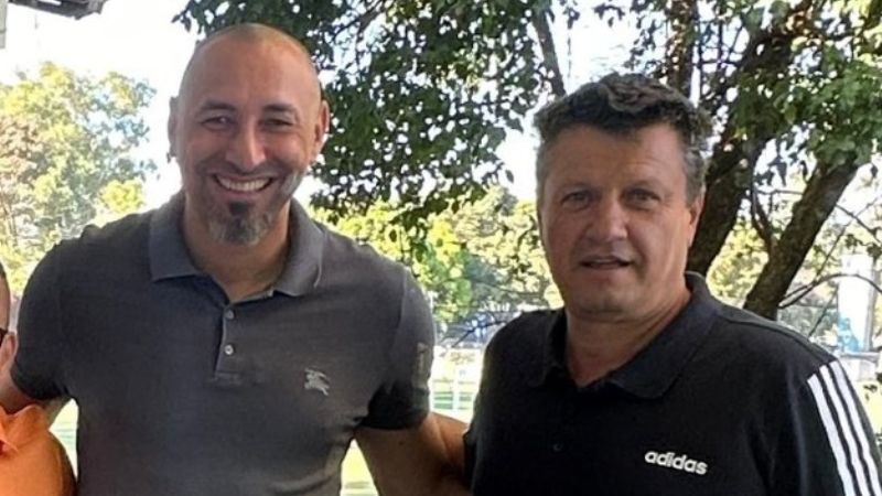 Ídolo do Cruzeiro visita Toca da Raposa I e tem conversa com jovens