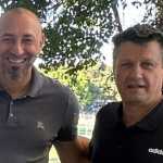 Ídolo do Cruzeiro visita Toca da Raposa I e tem conversa com jovens