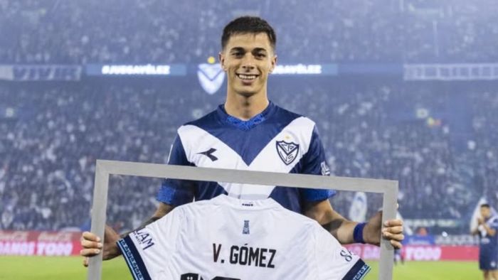 Valentín Gómez em homenagem que recebeu em 2024 pelos 100 jogos com o Vélez