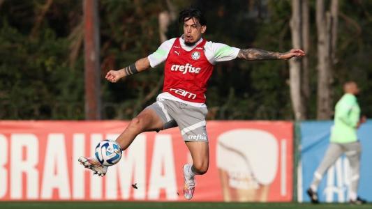 Gómez admite proposta do Al-Ittihad, mas garante permanência no Palmeiras