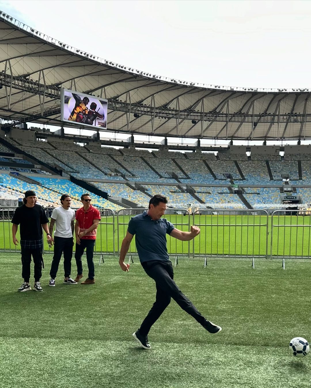Astros de Hollywood jogam futebol com atletas do Flamengo no Maracanã