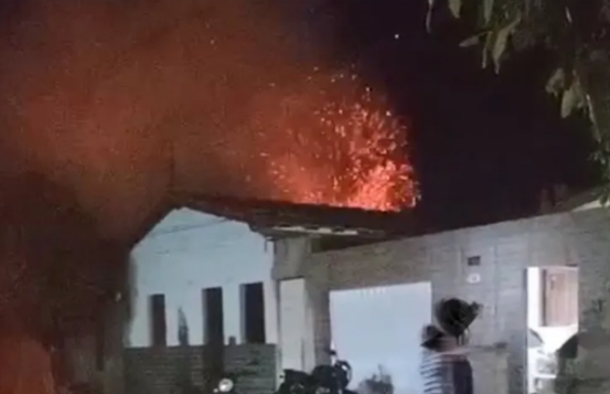 Vídeo: celular que estava carregando explode e casa pega fogo no interior da Bahia