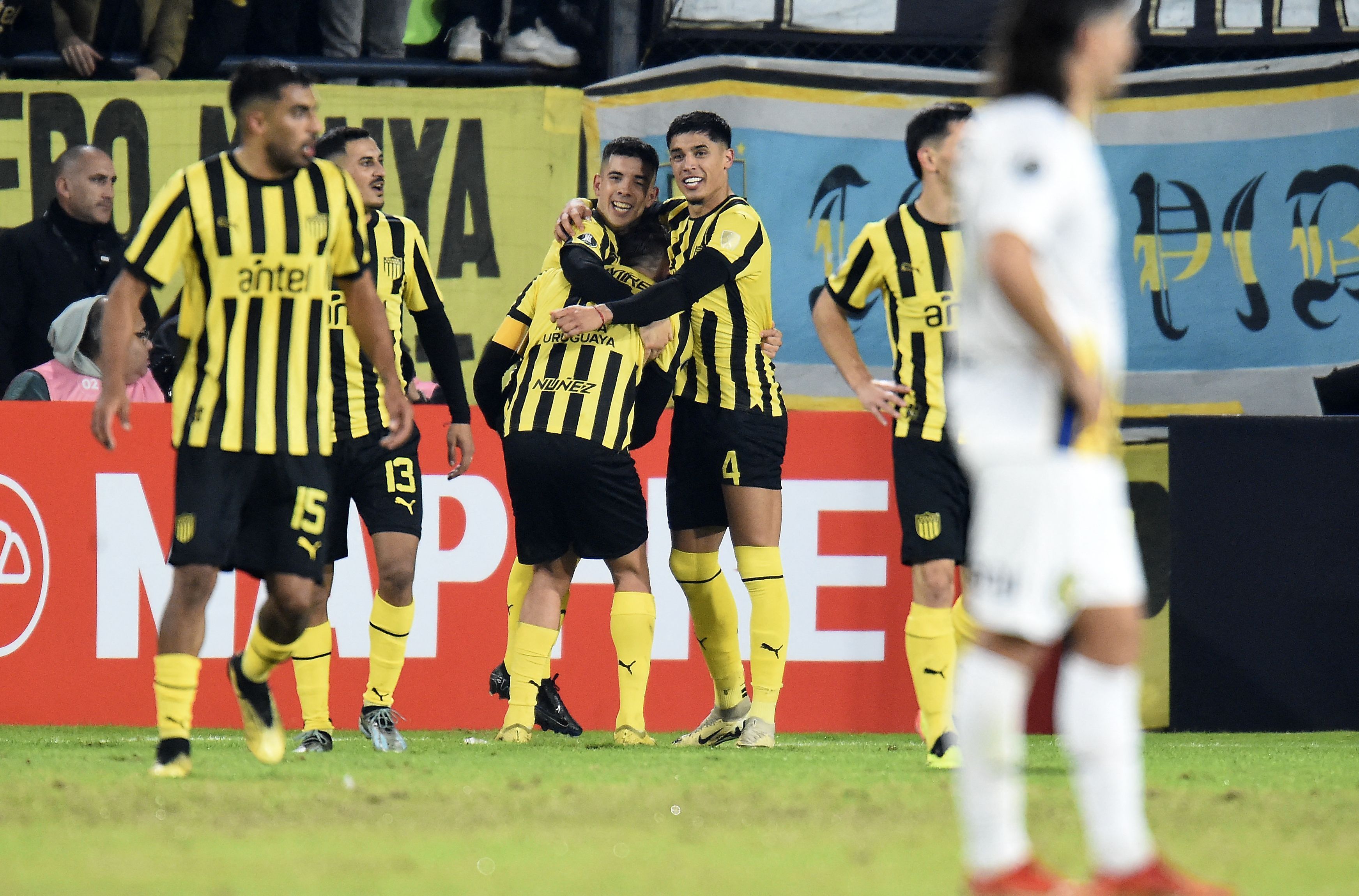 Libertadores: Peñarol vence Rosario e se classifica em segundo no grupo do Atlético