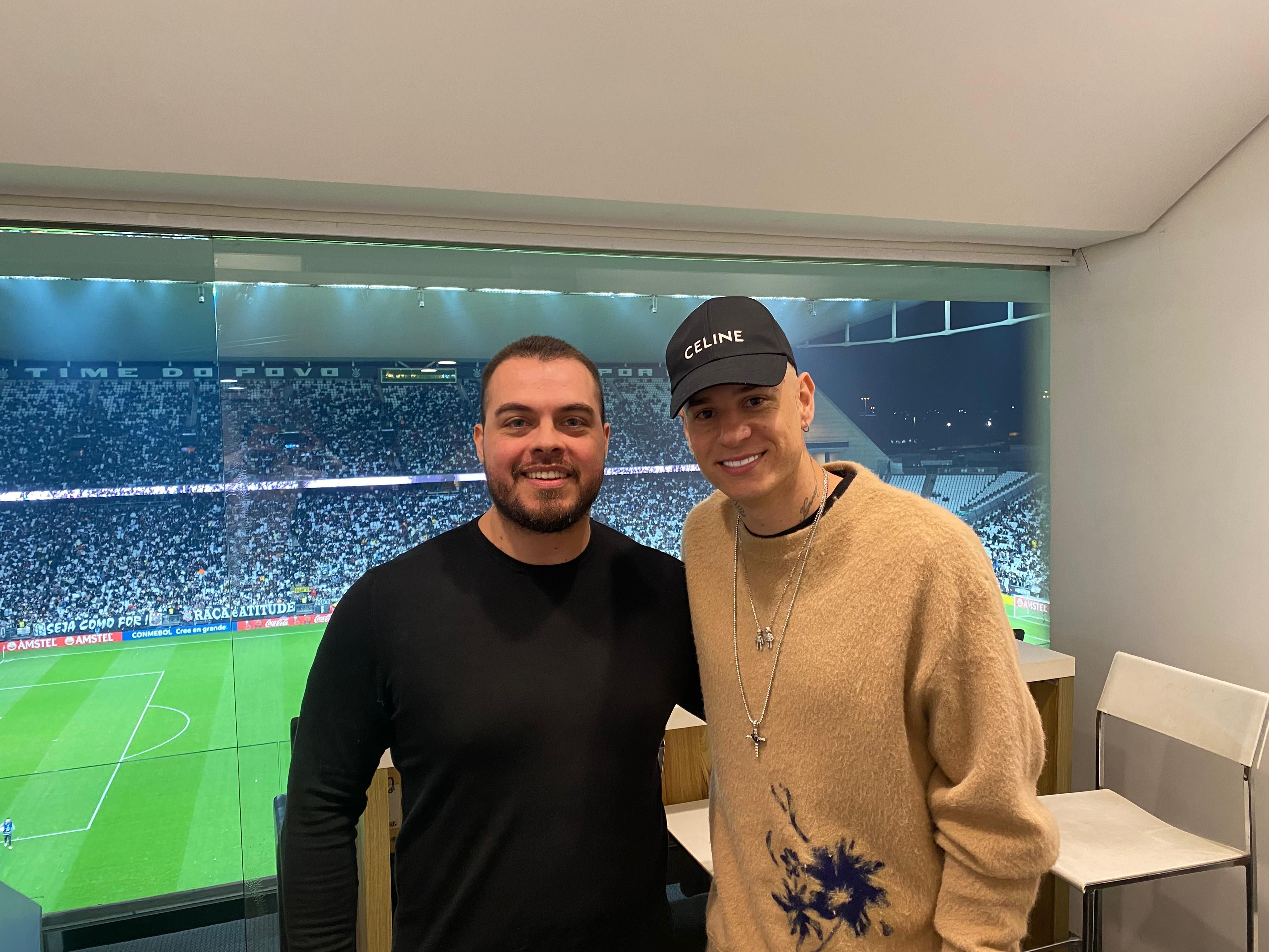 Técnico do Corinthians brinca com presença de Róger Guedes na Arena: '“Que fique por ai”
