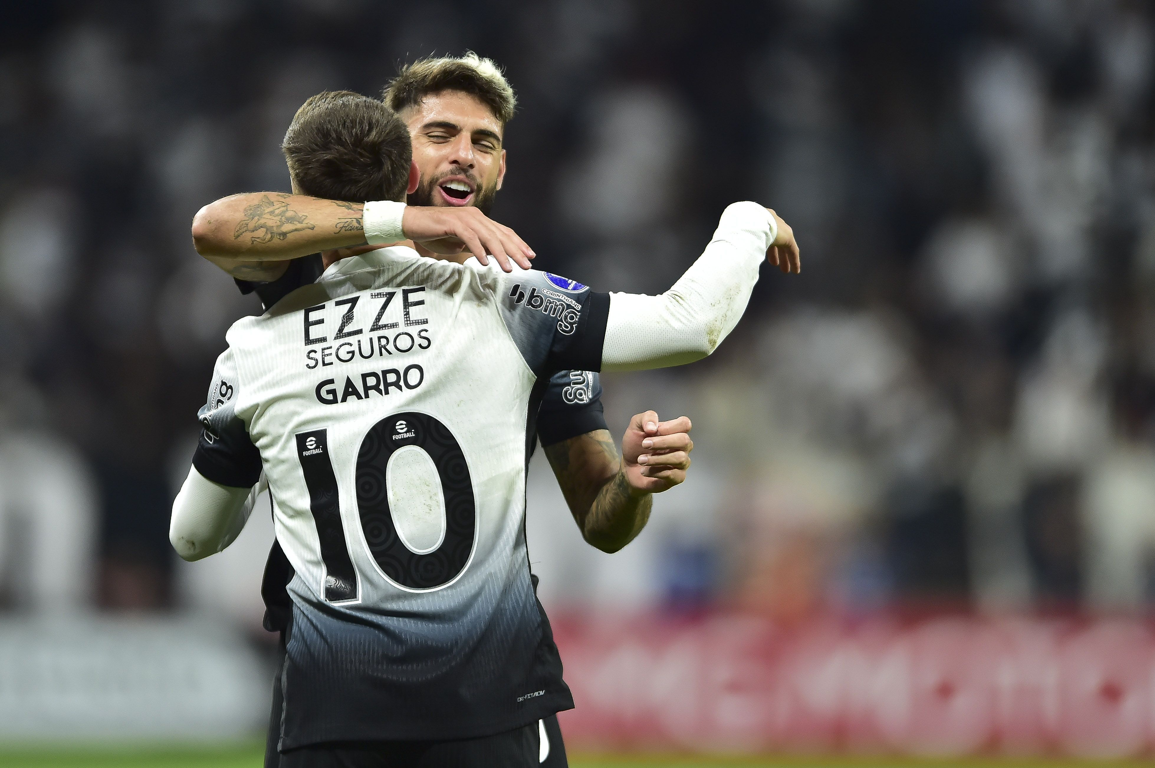 Em noite de golaços, Corinthians vence Racing e garante liderança na Sul-Americana