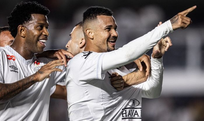 Zé Ivaldo comemorando gol sobre o Atlético