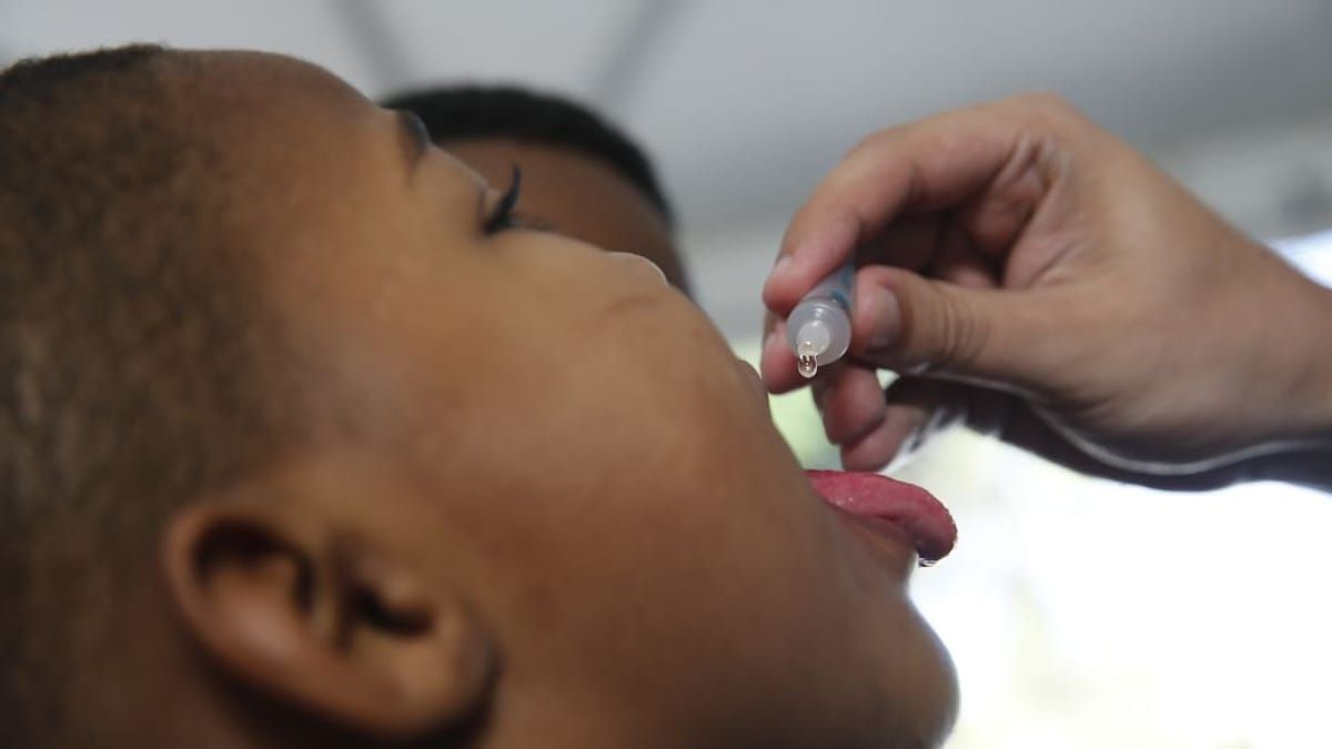 'Gotinha' contra paralisia infantil será substituída por vacina injetável em menos de dois meses