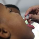 'Gotinha' contra paralisia infantil será substituída por vacina injetável em menos de dois meses