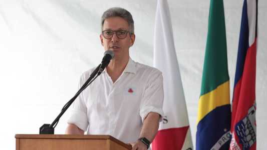 Governador de Minas discursou a prefeitos nesta terça