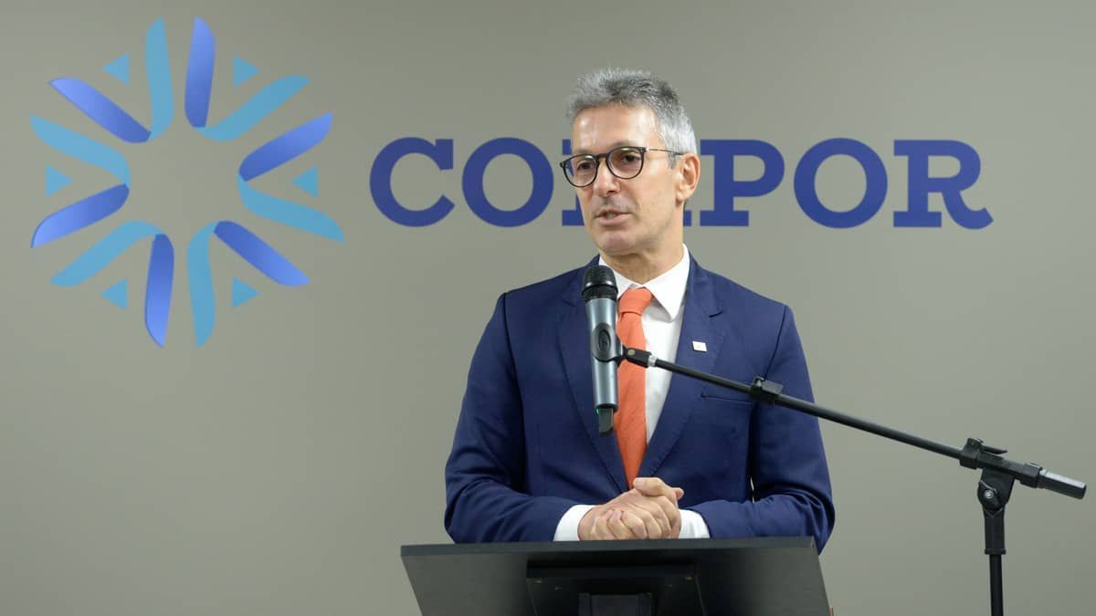 Zema ‘entrega’ ao presidente da ALMG tarefa de tornar lei benefício a aposentados da MinasCaixa