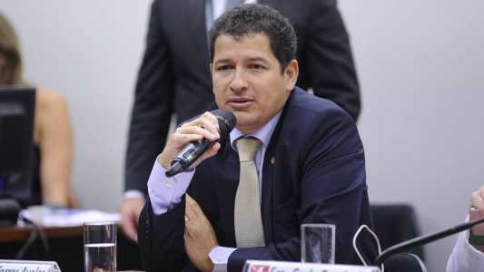 Governador do DF suspende férias de secretário de segurança para ele voltar a tempo do 7 de Setembro.